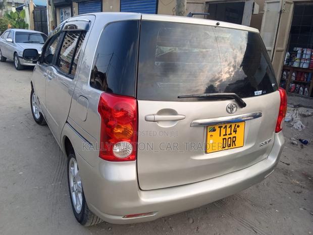 Toyota Raum 2006 Gold