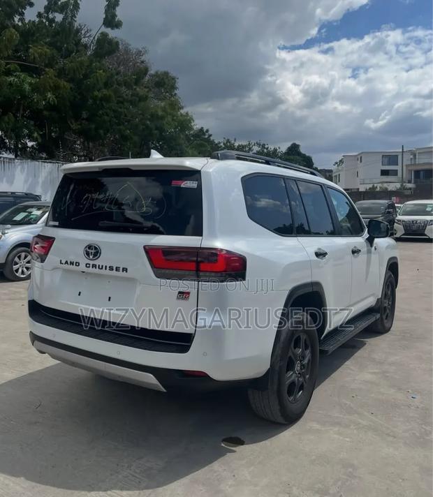 Toyota Land Cruiser 2024 White