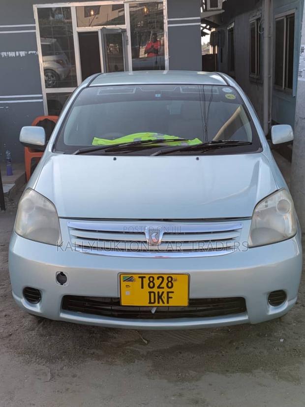 Toyota Raum 2005 Silver
