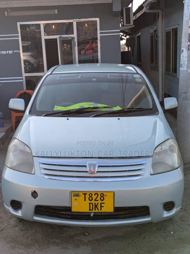 Toyota Raum 2005 Silver