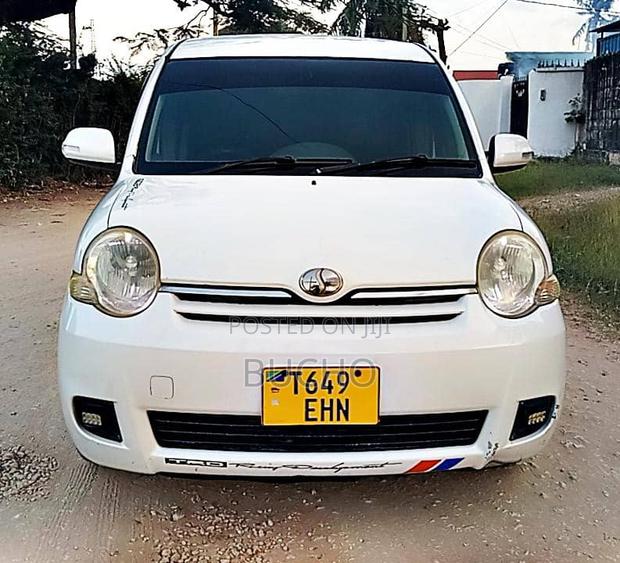 Toyota Sienta 2006 White