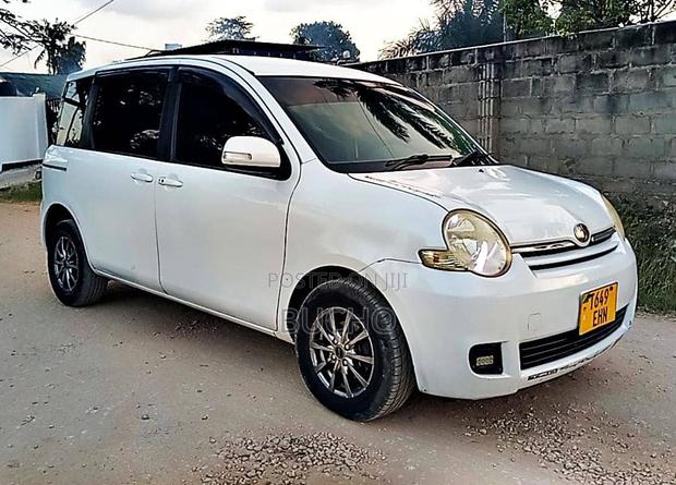 Toyota Sienta 2006 White