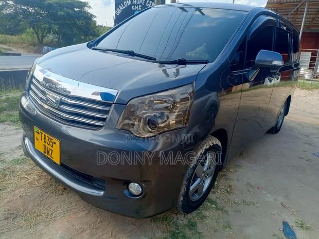 Toyota Noah 2008 Gray