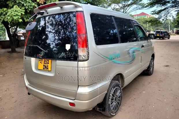 Toyota Noah 2001 Silver