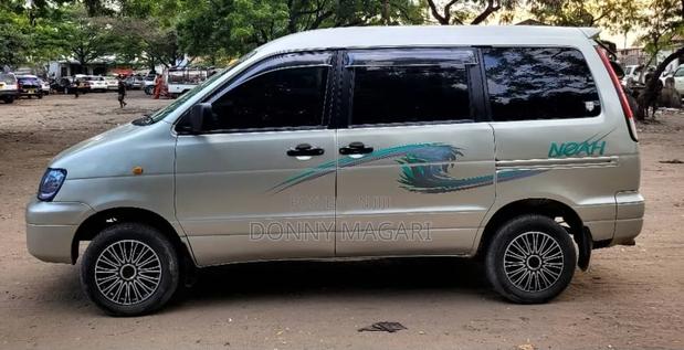 Toyota Noah 2001 Silver