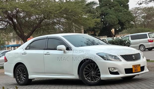 Toyota Crown 2009 White