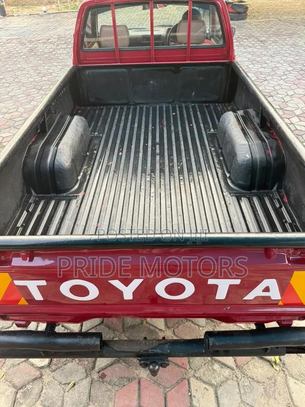 Toyota Hilux 1990 Red