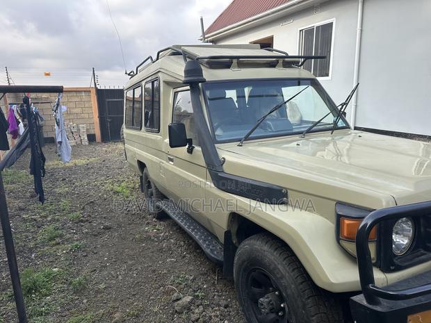 Toyota Land Cruiser 75 Troop C 1991 Beige