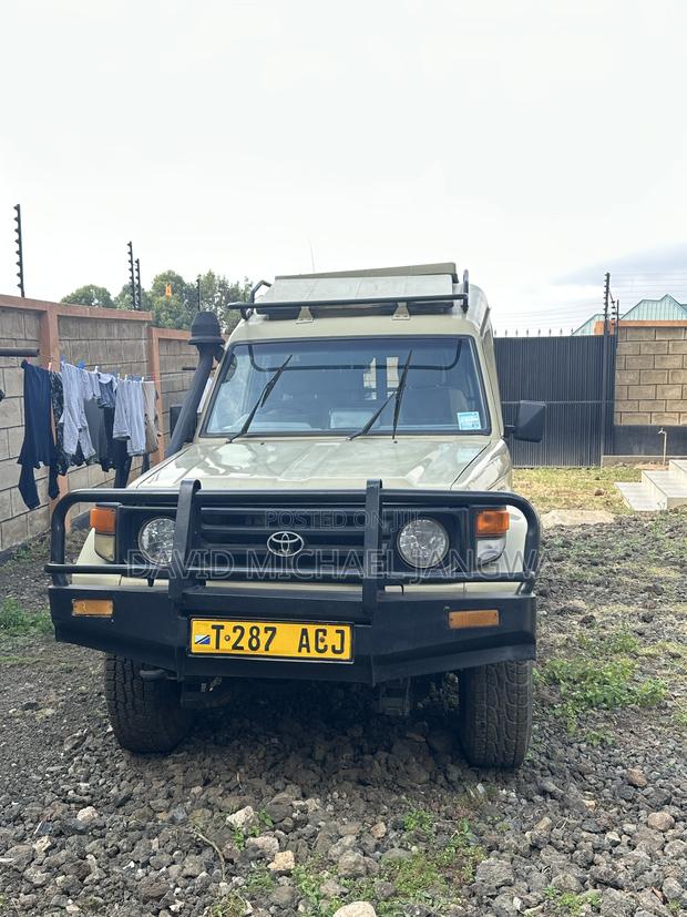 Toyota Land Cruiser 75 Troop C 1991 Beige