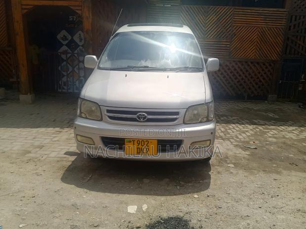 Toyota Noah 2001 Silver