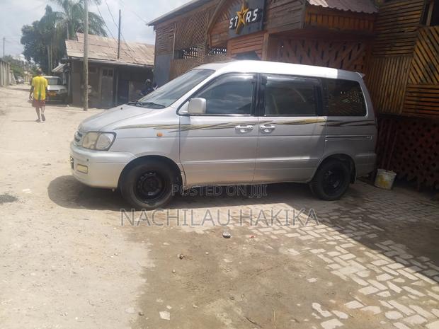 Toyota Noah 2001 Silver