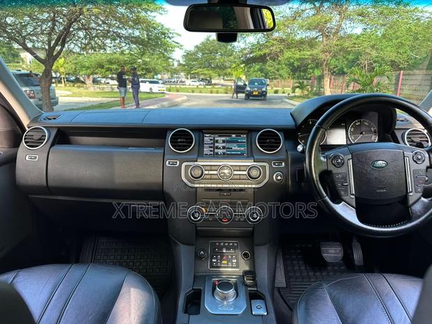 Land Rover Discovery 2014 White