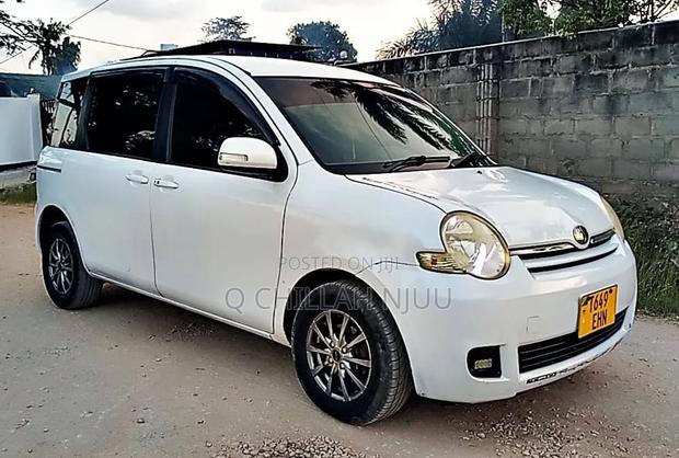 Toyota Sienta 2006 White
