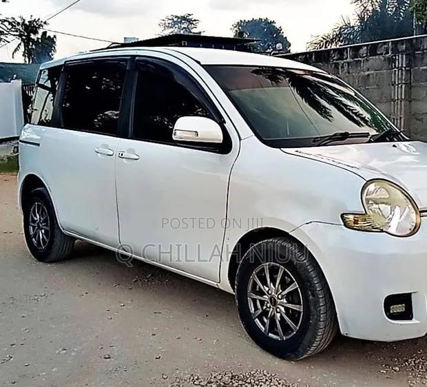 Toyota Sienta 2006 White