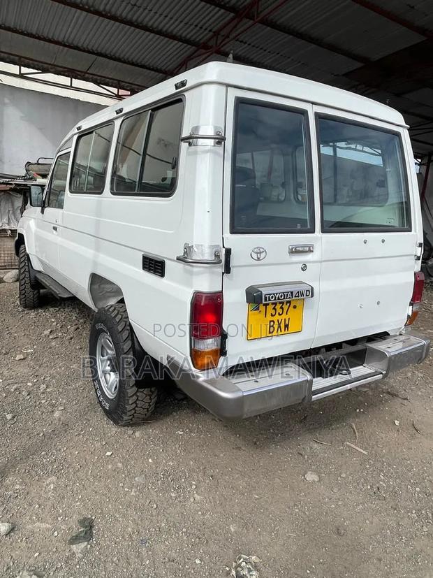 Toyota Land Cruiser 2001 White