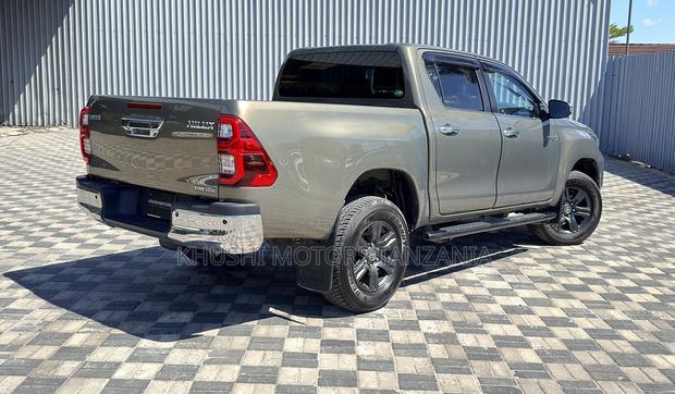 Toyota Hilux 2021 Gray