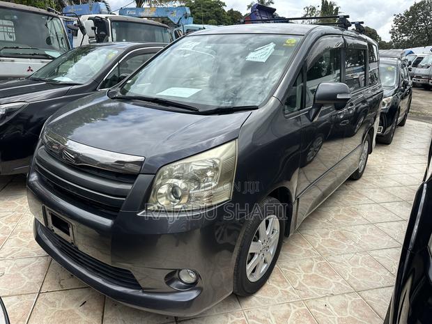 Toyota Noah 2.0 143hp AWD (7 Seater) 2011 Gray