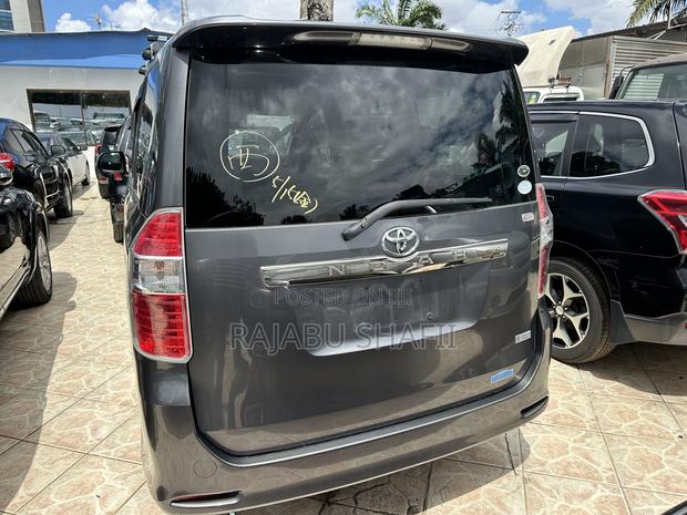 Toyota Noah 2.0 143hp AWD (7 Seater) 2011 Gray