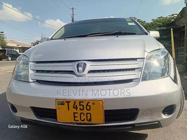 Toyota IST 2004 Silver