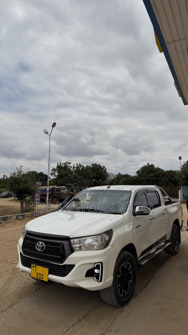 Toyota Hilux 2019 White