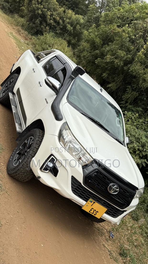 Toyota Hilux 2019 White