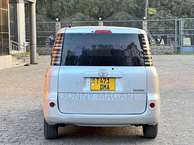 Toyota Sienta 2005 Silver
