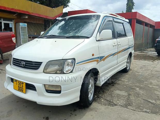 Toyota Noah 2002 White