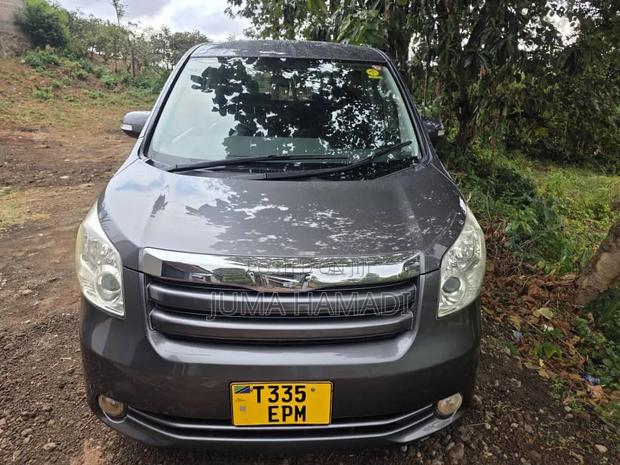 Toyota Noah 2009 Gray