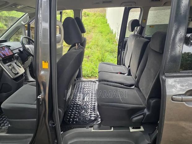 Toyota Noah 2009 Gray