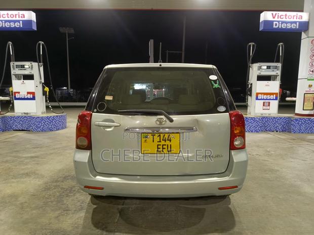 Toyota Raum 2005 Silver