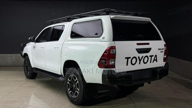 Toyota Hilux 2024 White