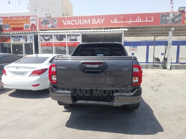 Toyota Hilux 2024 Gray