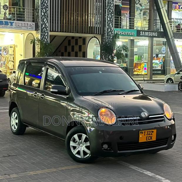 Toyota Sienta 2006 Gray