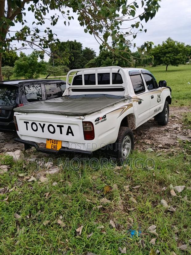 Toyota Hilux 2000 White