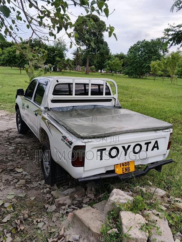 Toyota Hilux 2000 White
