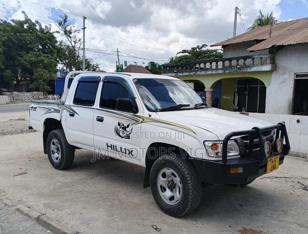 Toyota Hilux 2000 White