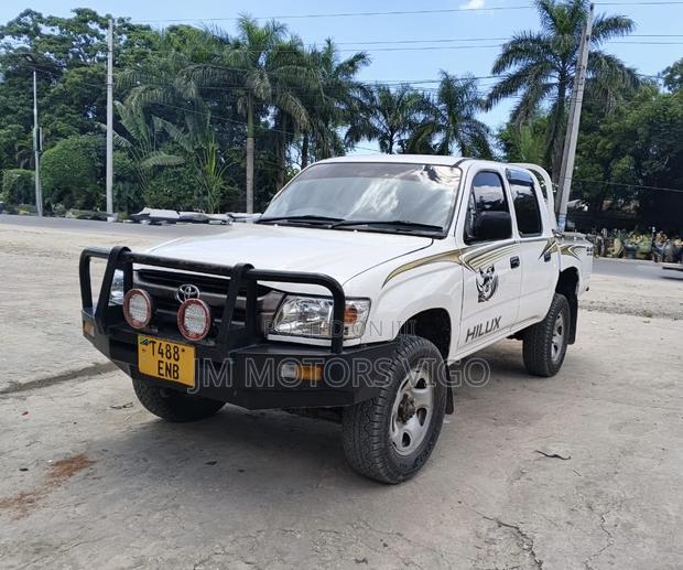 Toyota Hilux 2000 White