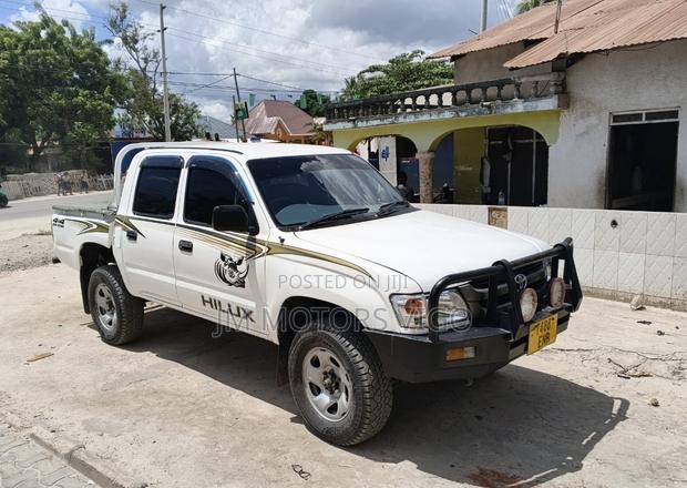 Toyota Hilux 2000 White