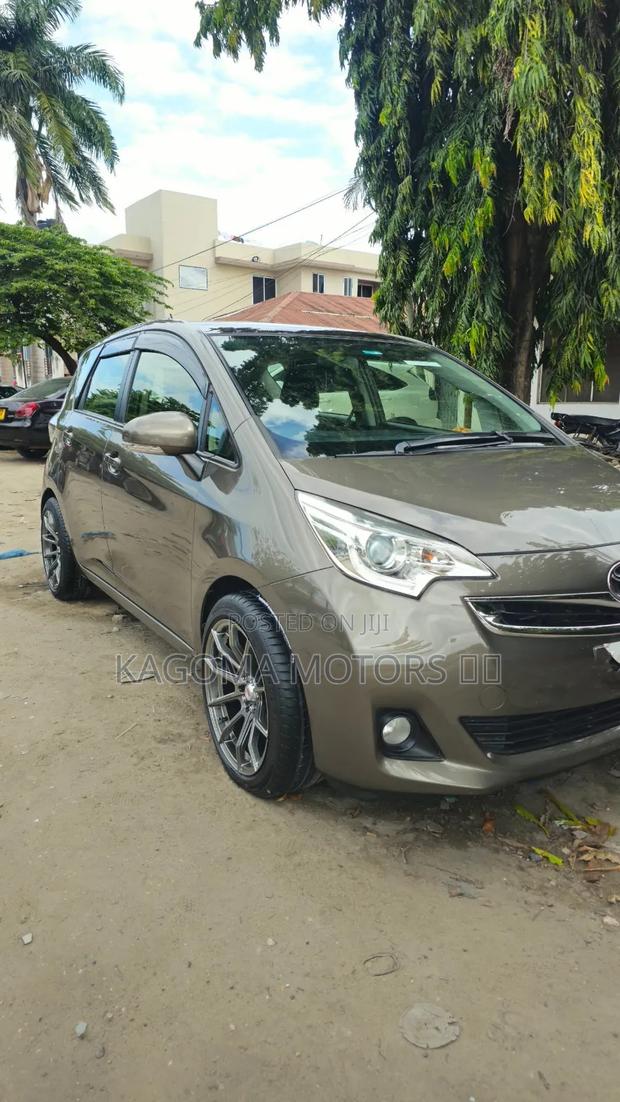 Toyota Ractis 2015 Gold