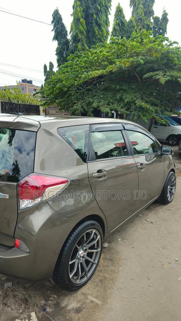 Toyota Ractis 2015 Gold