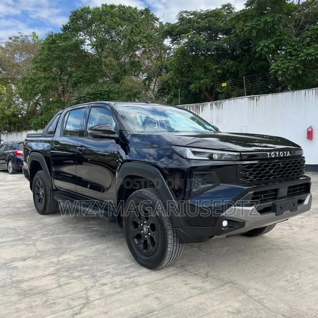 Toyota Hilux 2025 Matt Black