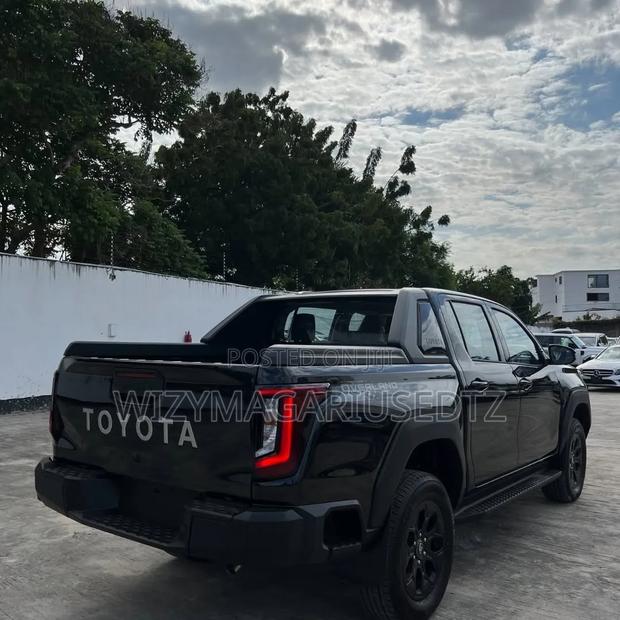 Toyota Hilux 2025 Matt Black