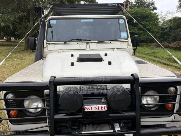 Land Rover Defender 2000 White