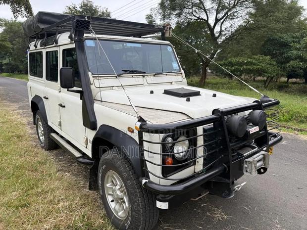 Land Rover Defender 2000 White