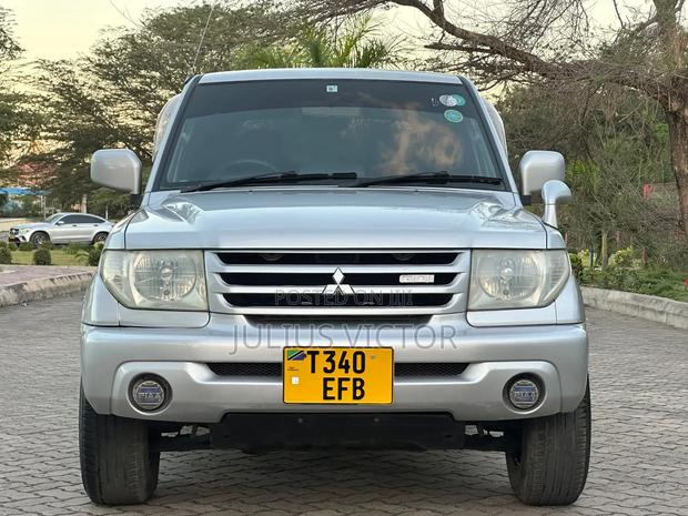 Mitsubishi Pajero 2002 Silver