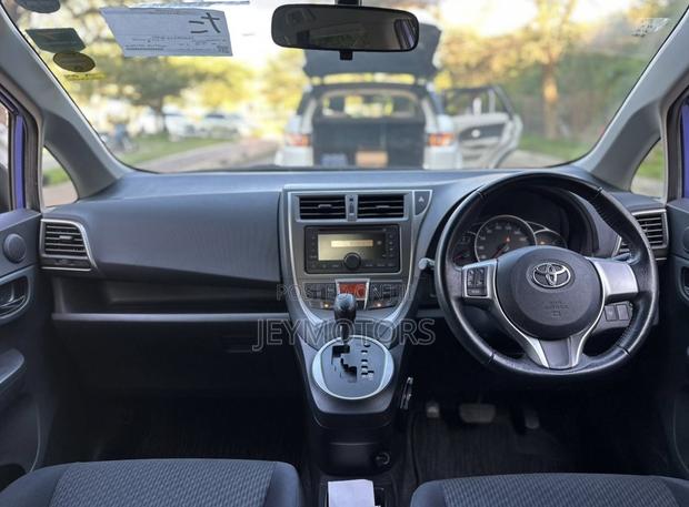 Toyota Ractis 2010 Blue