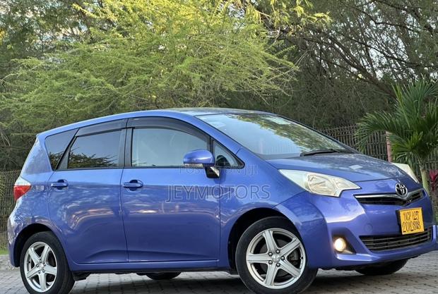 Toyota Ractis 2010 Blue