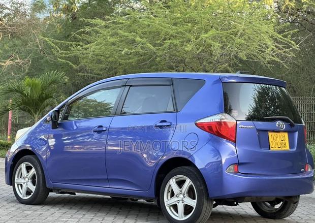 Toyota Ractis 2010 Blue