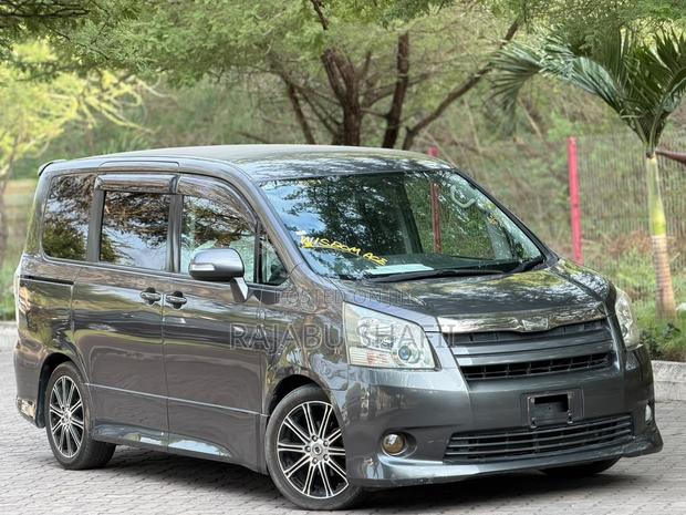 Toyota Noah 2.0 143hp AWD (7 Seater) 2010 Gray