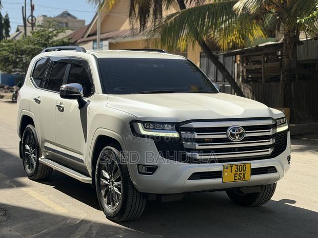 Toyota Land Cruiser LC300 2024 White